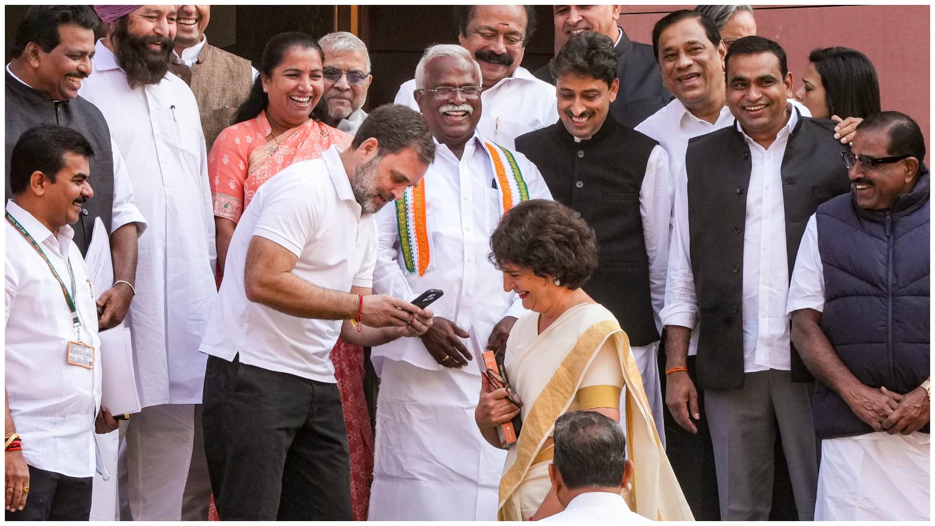 Congress leader Priyanka Gandhi Vadra took oath gandhi family news in hindi