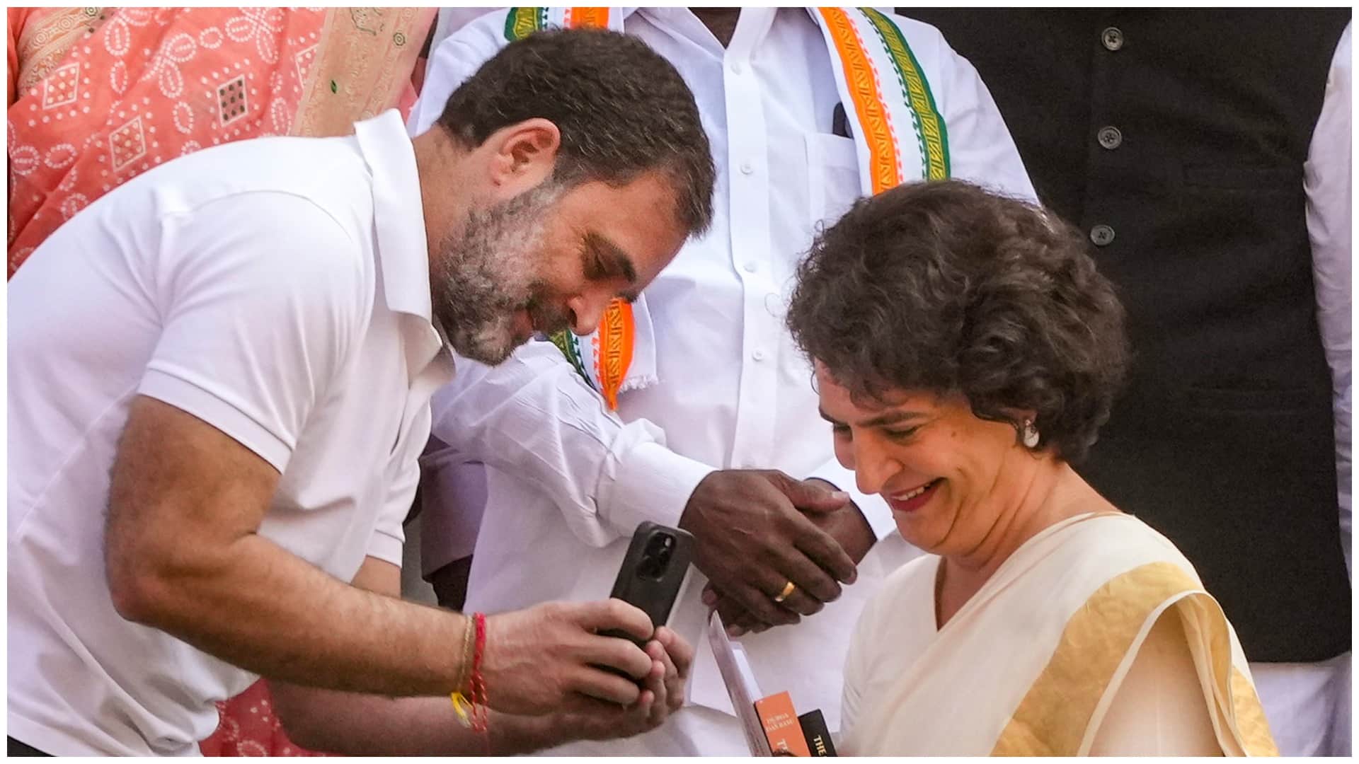 Congress leader Priyanka Gandhi Vadra took oath gandhi family news in hindi