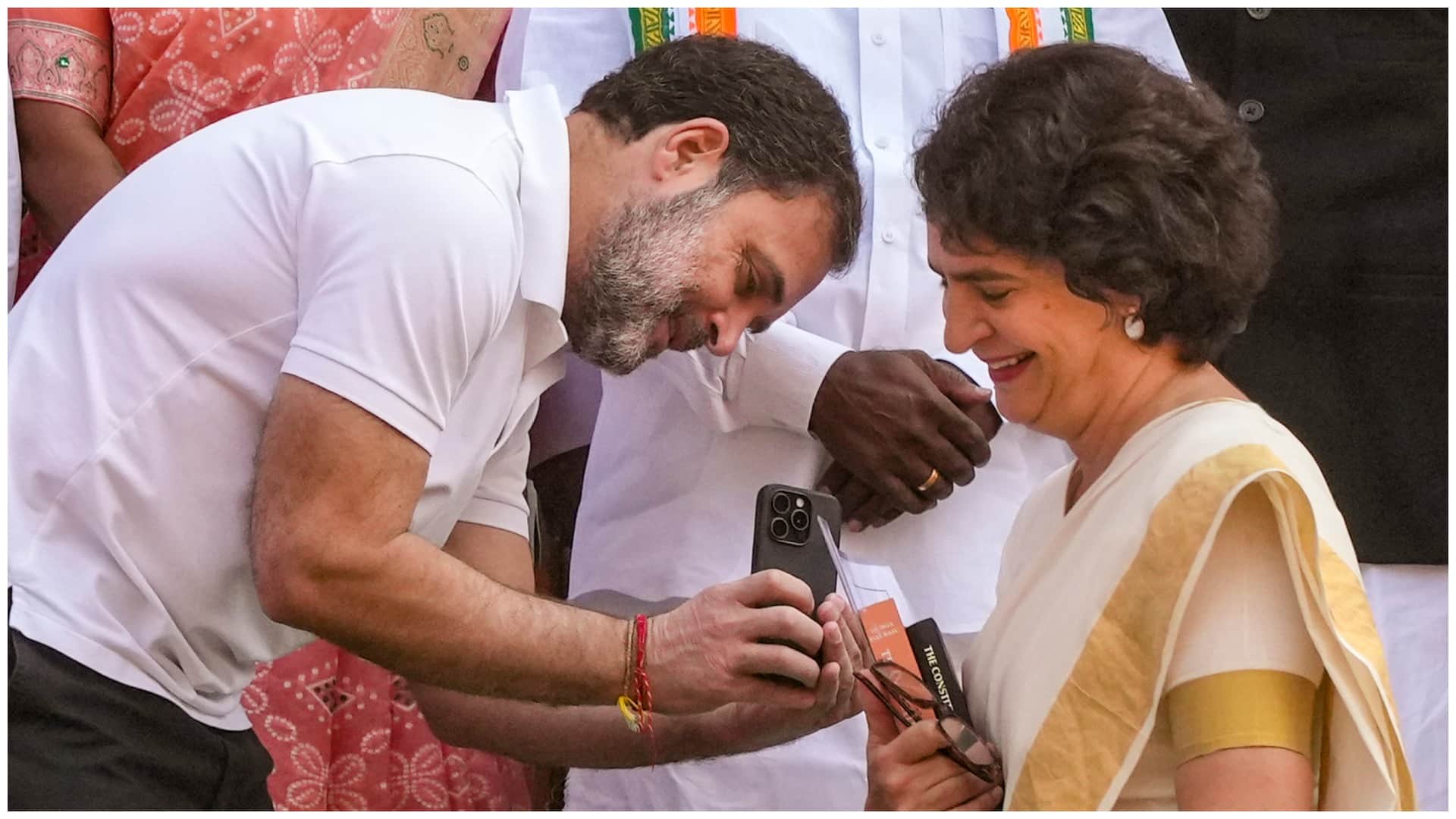 Congress leader Priyanka Gandhi Vadra took oath gandhi family news in hindi