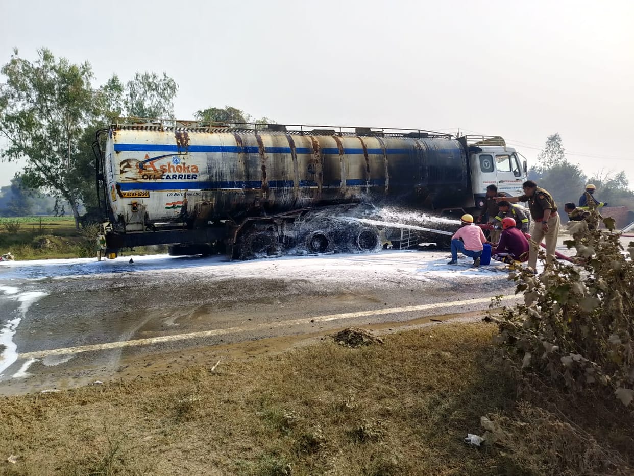 Ethanol tanker caught fire due to tire burst in Raebareli.