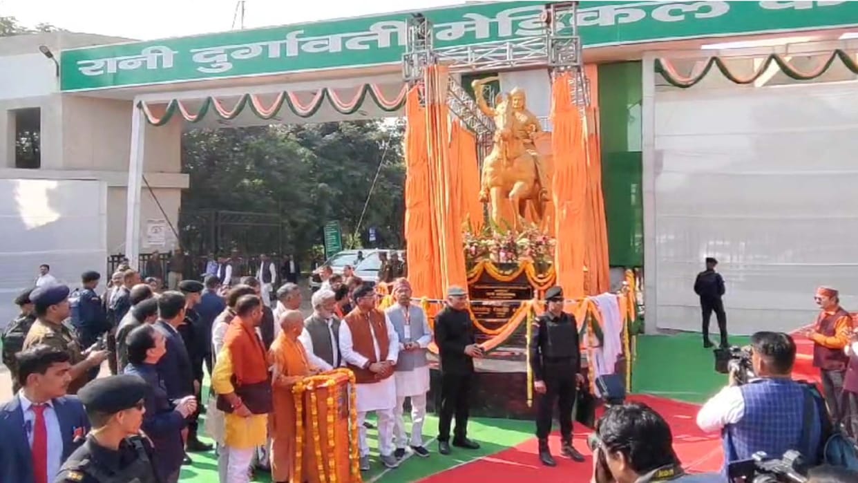 Banda: Chief Minister Yogi unveiled the statue of Rani Durgavati in the Medical College