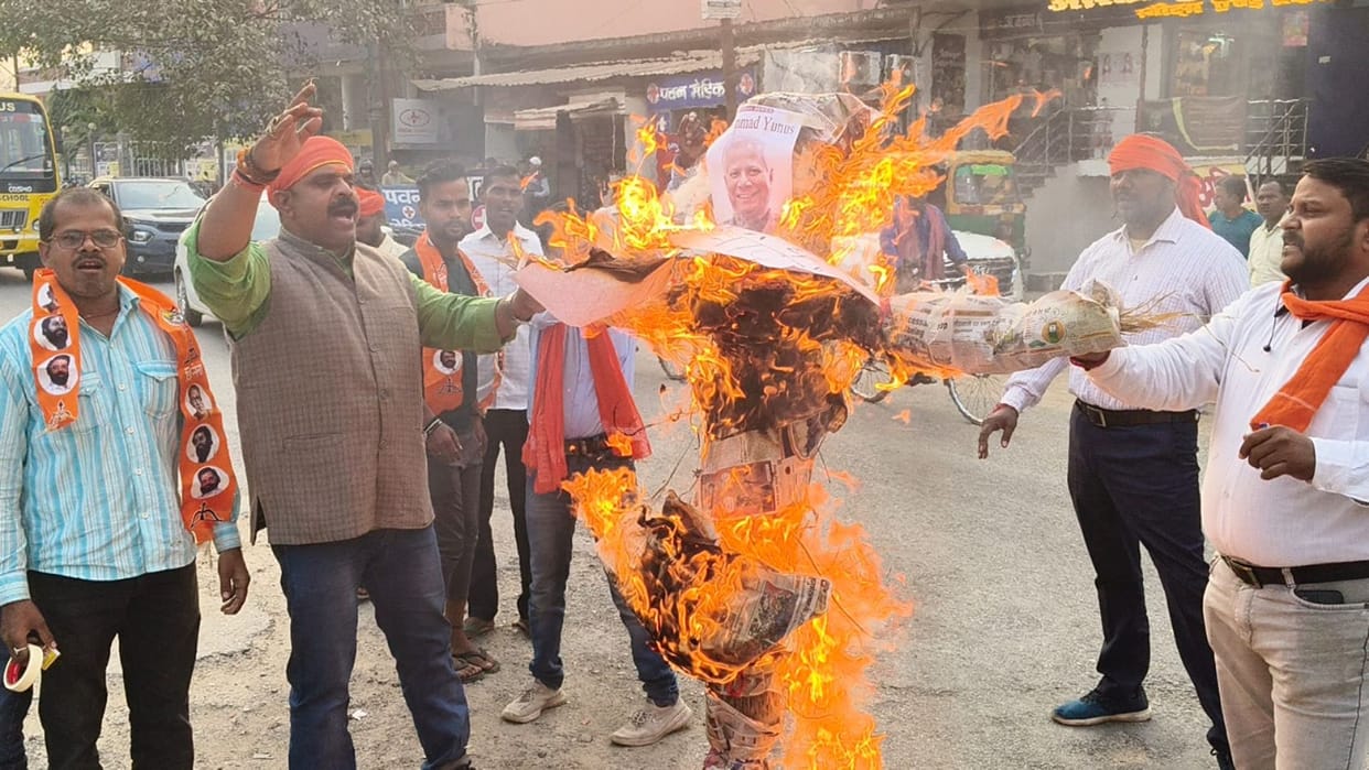 Shiv Sainiks burn effigy of Bangladesh Prime Minister Mohammad Yusuf: We will answer atrocities on Hindus
