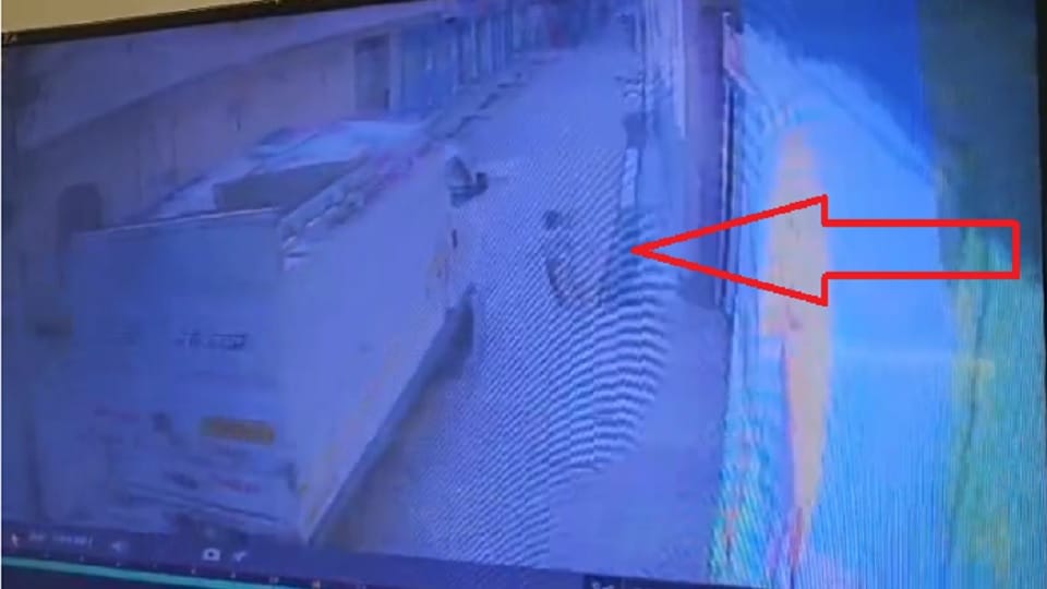 Tata Magic runs over a 3-year-old child in Ghaziabad killing him