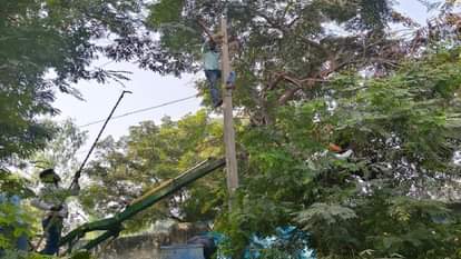 आगरा रोड पर विद्युत लाइनों पर कार्य करते कर्मचारी