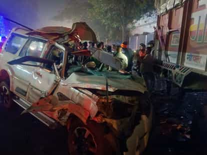 Speeding Scorpio collides with a truck parked on the roadside in Amethi.