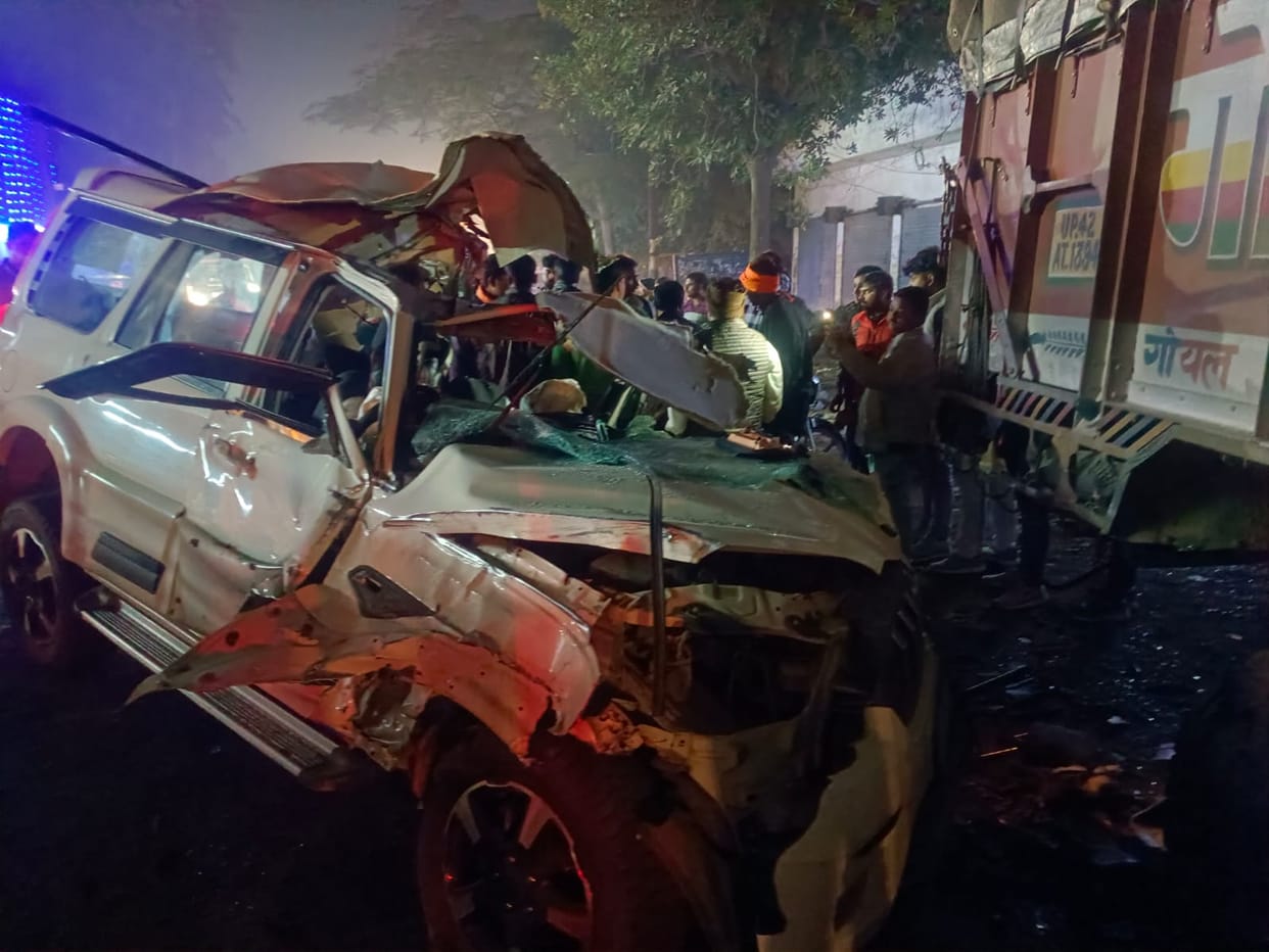 Speeding Scorpio collides with a truck parked on the roadside in Amethi.