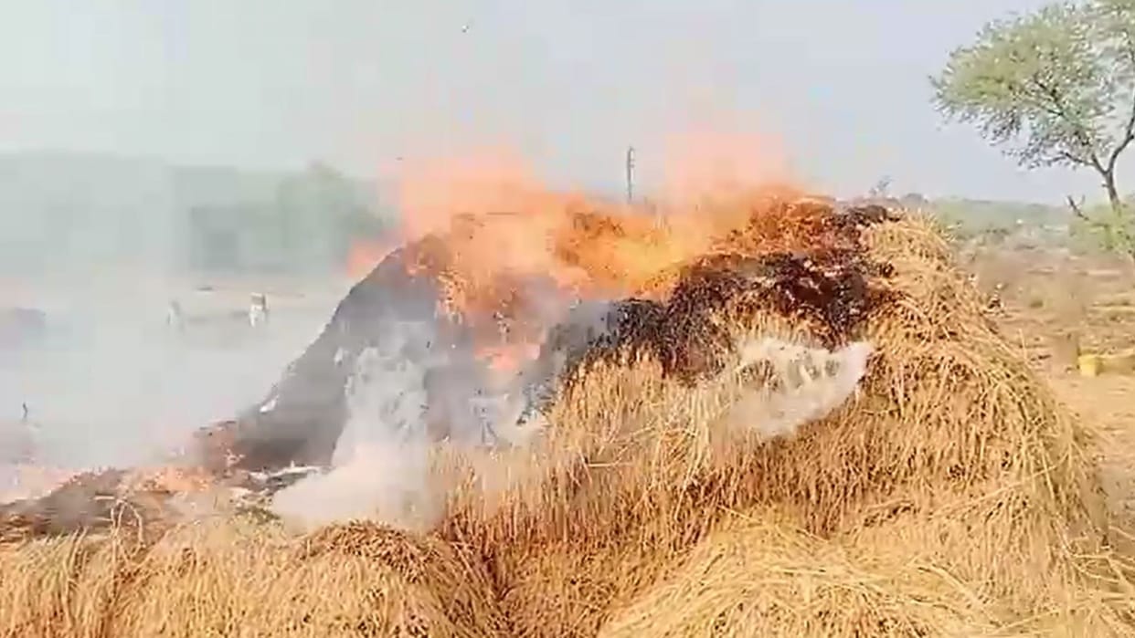 Fire broke out due to a spark in threshing ten bigha load of paddy kept in the barn burnt