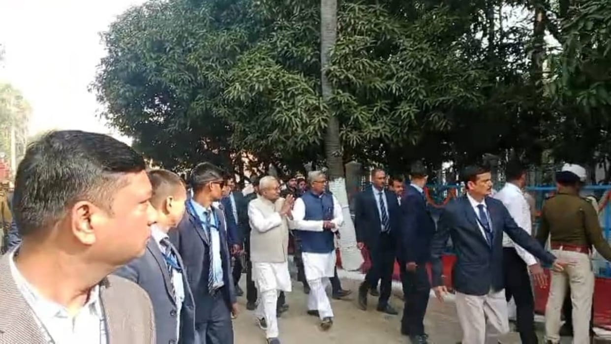 Bihar CM Nitish Kumar became emotional remembering his father reached Smriti Vatika Nalanda death anniversary