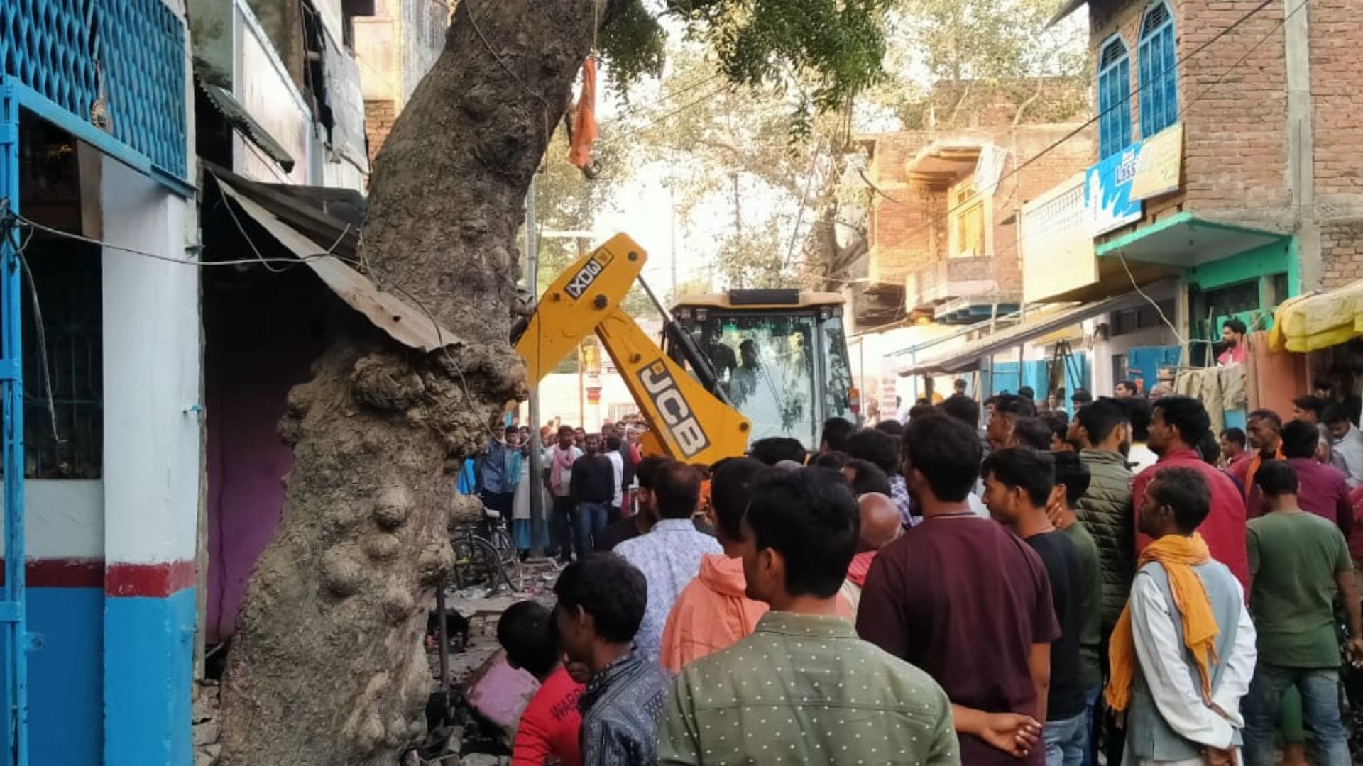 अतिक्रमण पर गरजता हुआ बुल्डोजर