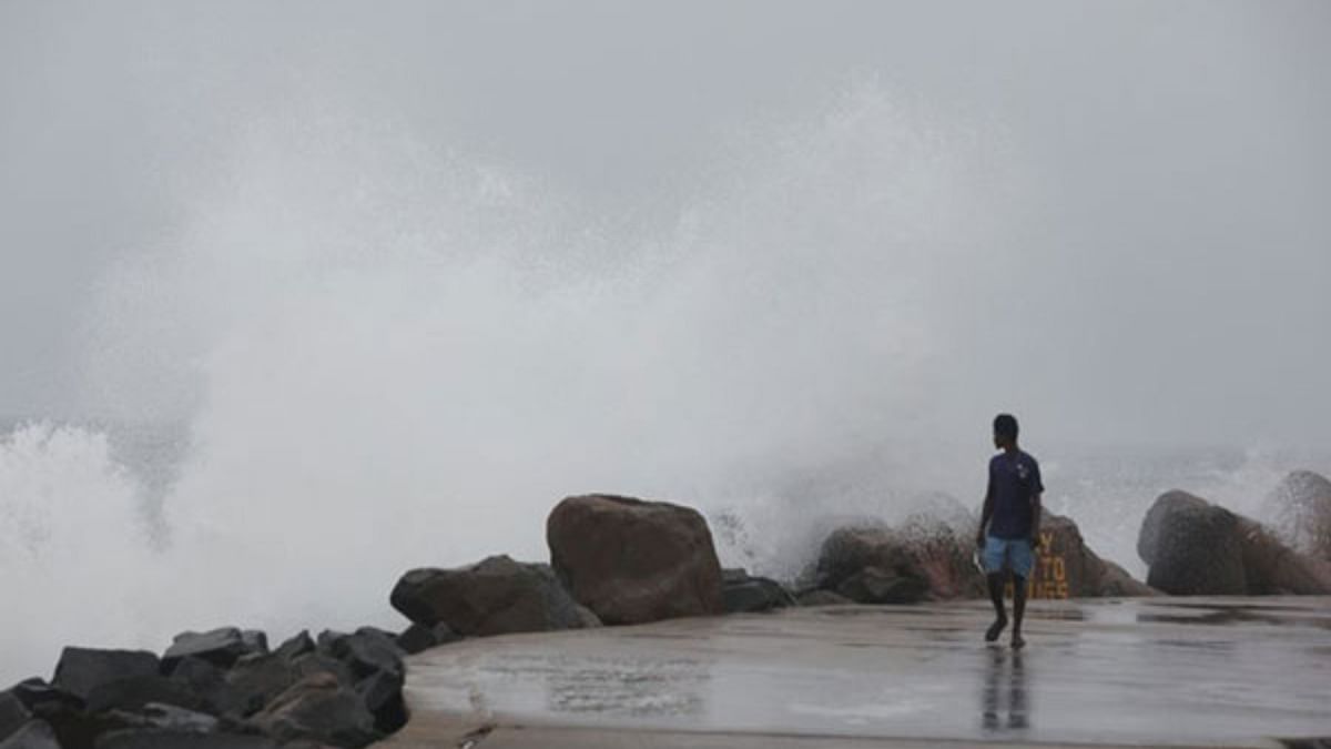 Puducherry Fengal Cyclone Landfall Updates Stay Indoor Advisory Imd Alert  Cyclonic Storm News In Hindi - Amar Ujala Hindi News Live - Storm Fengal: पुडुचेरी के पास आज टकरा सकता है चक्रवाती तूफान