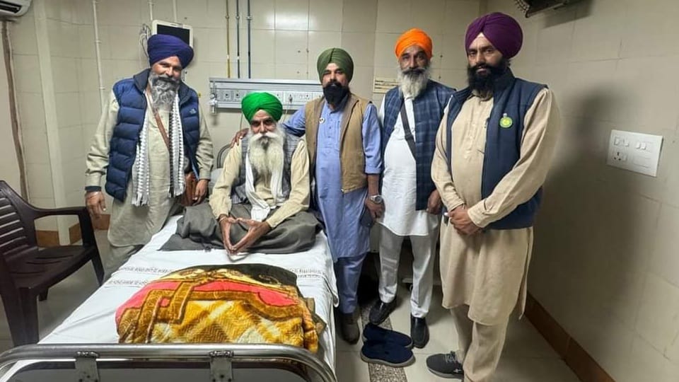 डीएमसी अस्पताल में डल्लेवाल के साथ किसान नेता।