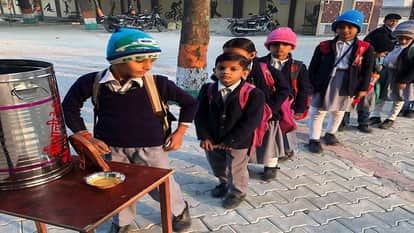 गोमता की रोटी लेकर पहुंचे बच्चे पात्र में डालते हुए