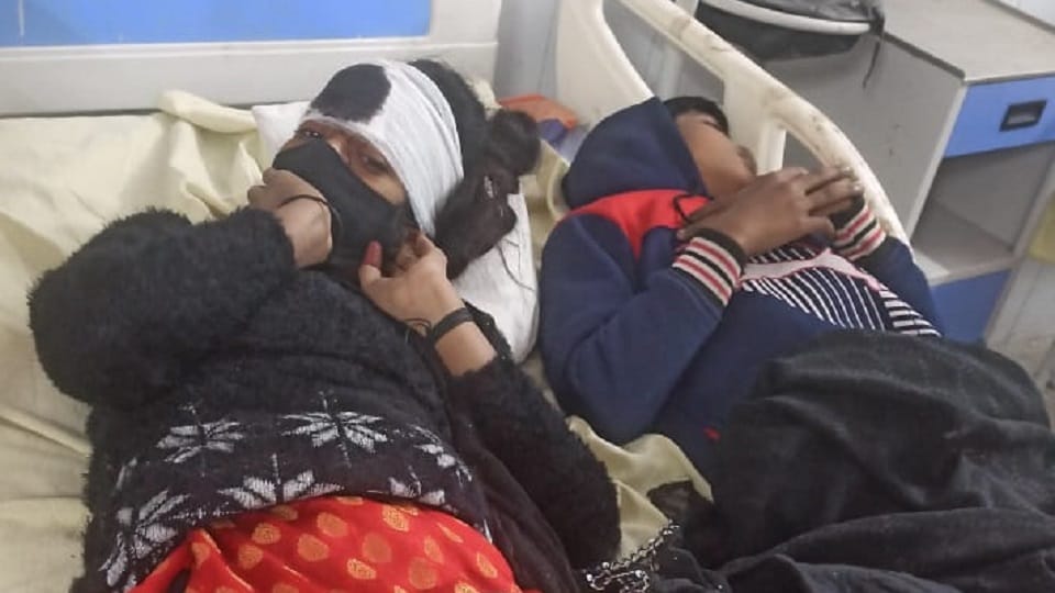 Baghpat: Car collides with a canter parked on the expressway, youth dies, condition of four people critical