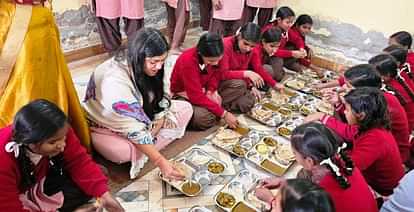 IAS Medha Rupam suddenly reached Kasturba Gandhi Vidyalaya ate food sitting on ground with students