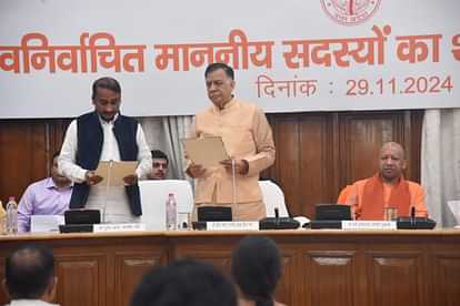 UP: उपचुनाव में जीत हासिल करने वाले विधायकों ने ली शपथ, सीएम योगी बोले- ये विकास की जीत है Swearing in ceremony of new elected MLA in Uttar Pradesh.
