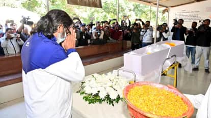 मंगल मुंडा के पार्थिव शरीर पर पुष्प अर्पित कर श्रद्धांजलि देते सीएम सोरेन