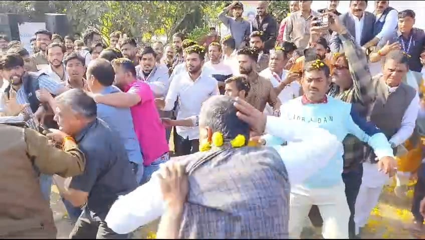 BJP workers created a ruckus in Mahidpur, beat up their own leader in front of minister in charge