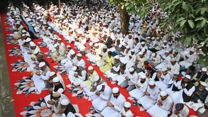 Weavers followed 450 year old tradition Wishing prosperity Aghani Jumme ki Namaaz history is interesting