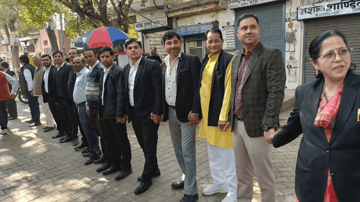 Lawyers formed a human chain and took out a march in ghaziabad court