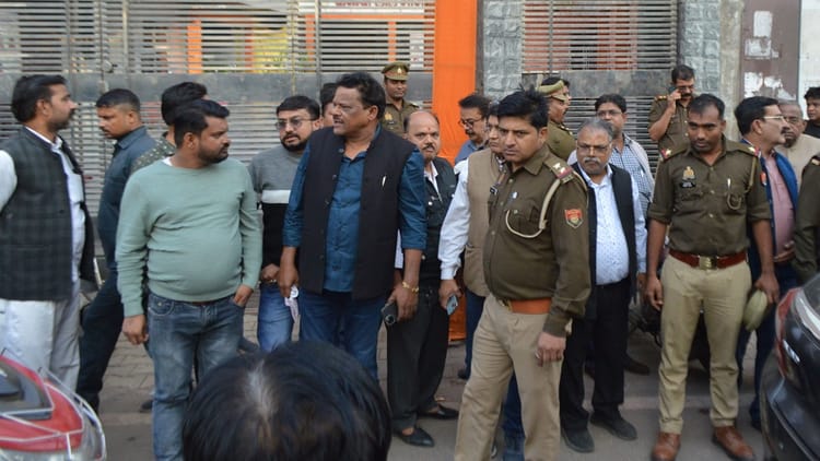 यूपी – Agra: सड़क पर पहुंची माथुर वैश्य महासभा की रार, बुलानी पड़ गई पुलिस; देखें वीडियो – INA