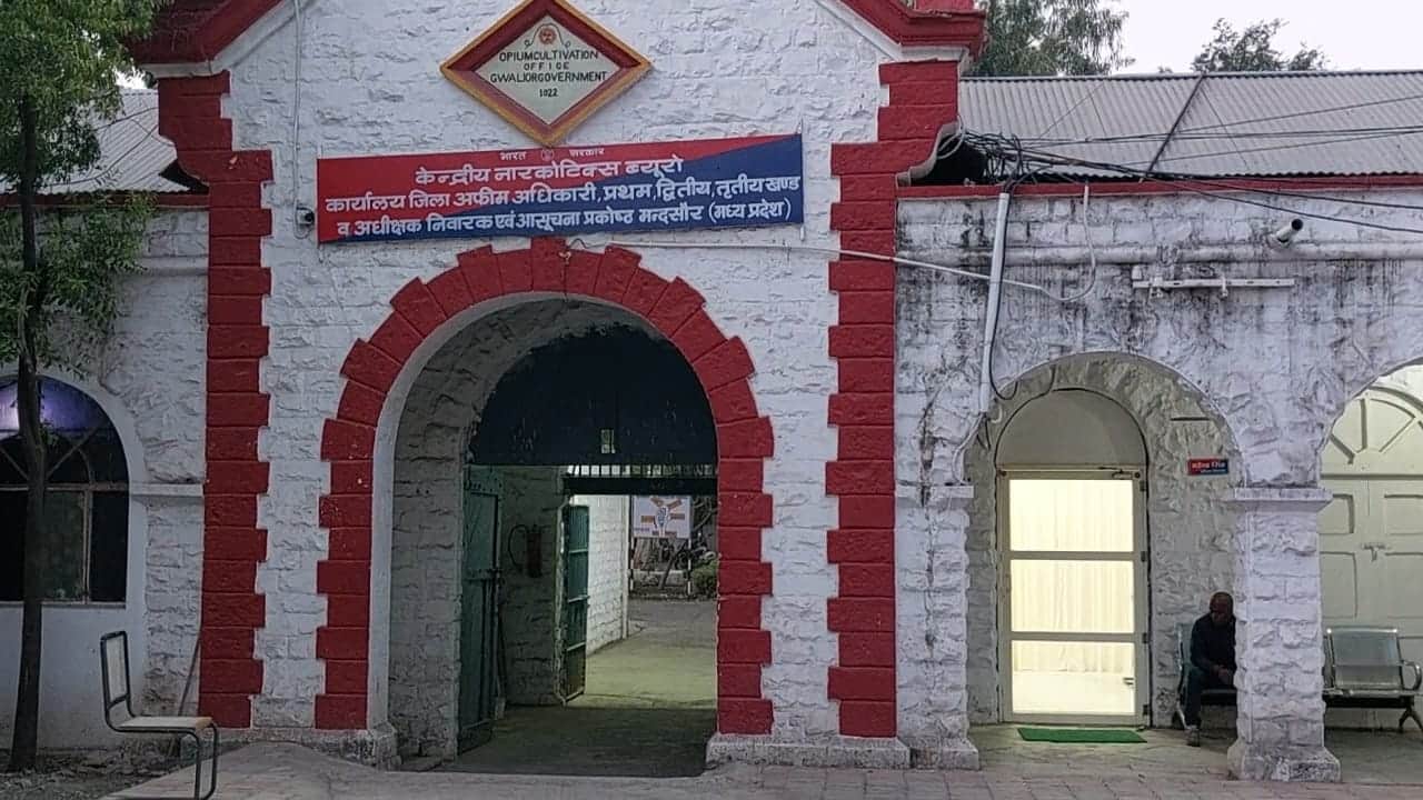मंदसौर के केंद्रीय नारकोटिक्स कार्यालय में शुक्रवार दोपहर भोपाल से सीबीआई की टीम पहुंची
