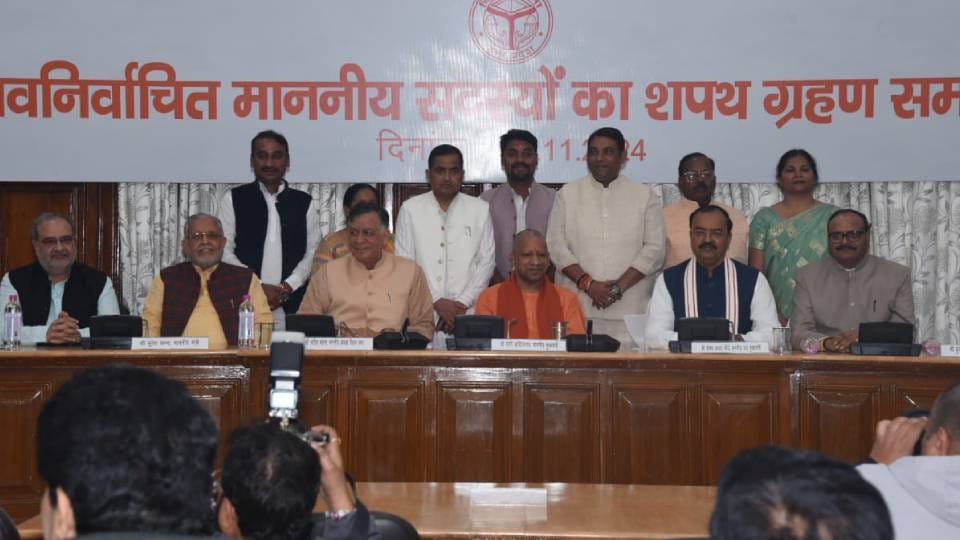 Assembly Speaker Satish Mahana administered oath to winning candidates In Lucknow