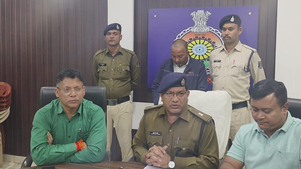 पुलिस की गिरफ्त में आरोपी
