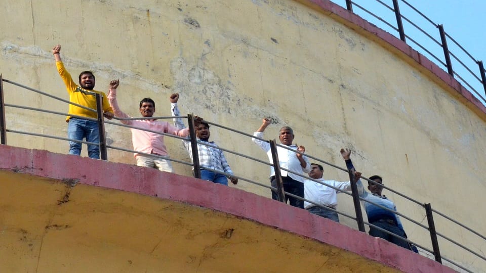 Nine tube well workers climbed the water tank
