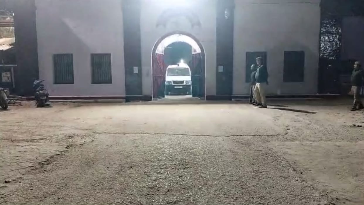 A prisoner's body found hanging from a tree in Raebareli jail.