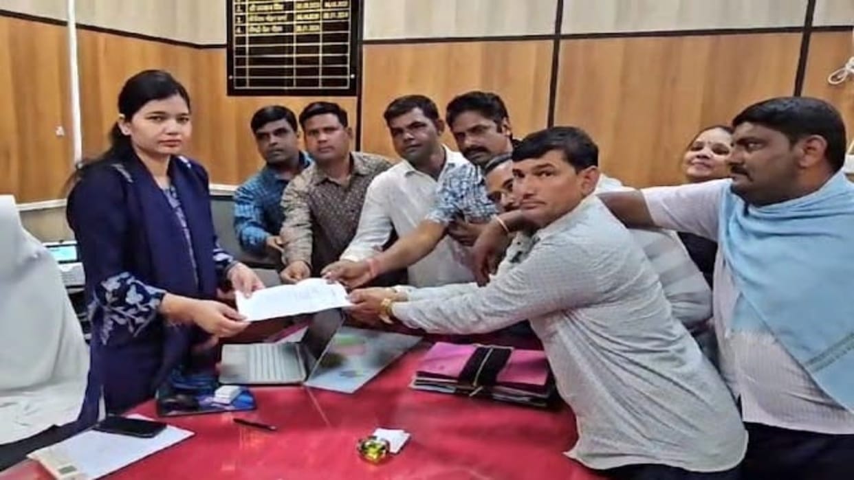 Kekri News: Electricity workers boycotted work against privatization, submitted memorandum to the collector