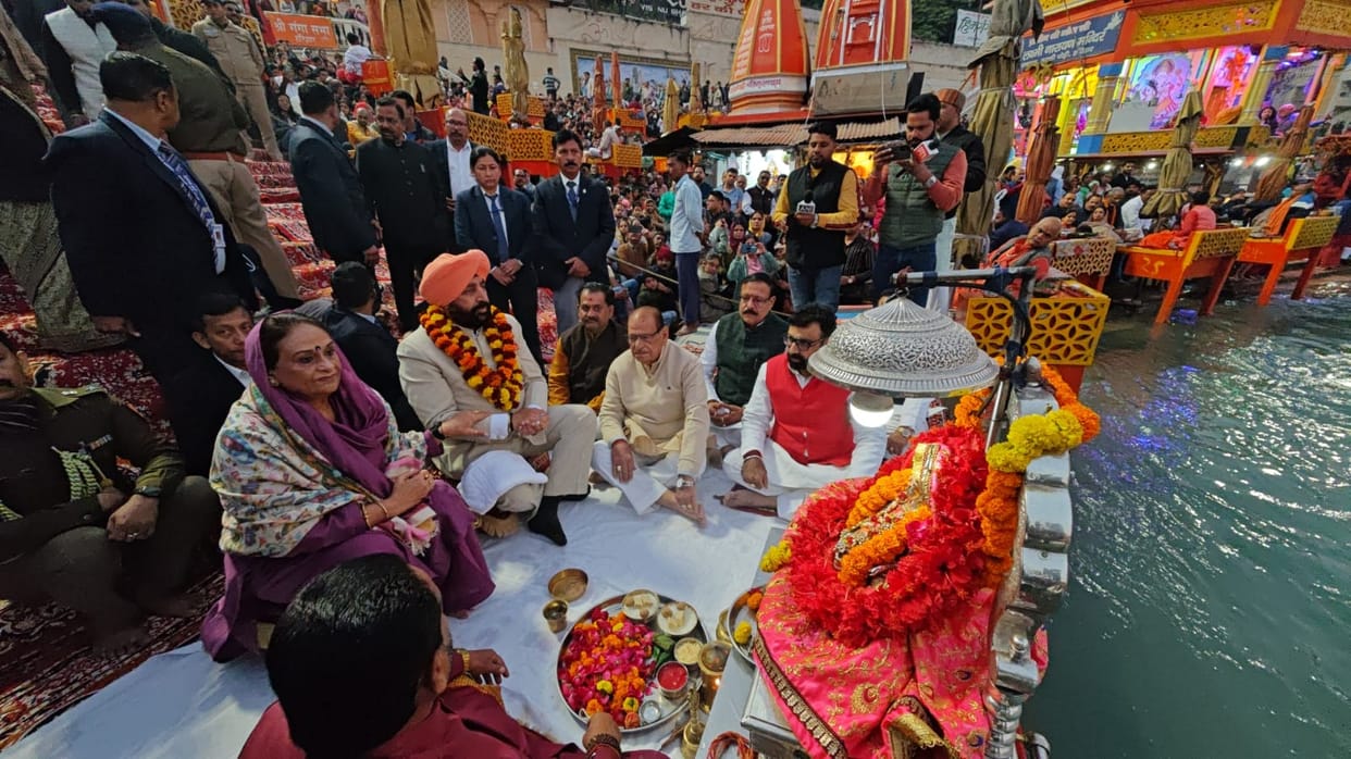 Governor Gurmeet Singh Reached Haridwar performed puja and Ganga Aarti at Har ki Pauri