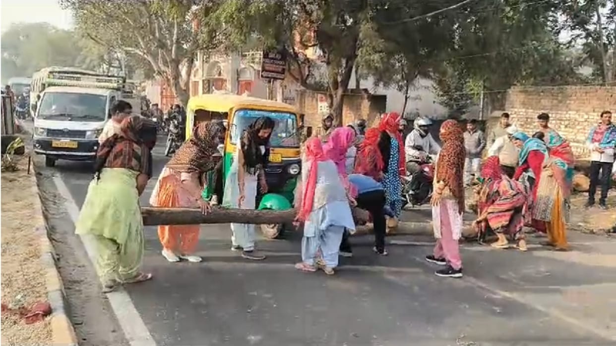 Women blocked road in Rewari, troubled due to water shortage since last one month, traffic got affected