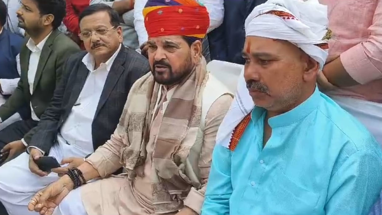 Former MP Brij Bhushan met the family members of student leader Vishal in Deoria