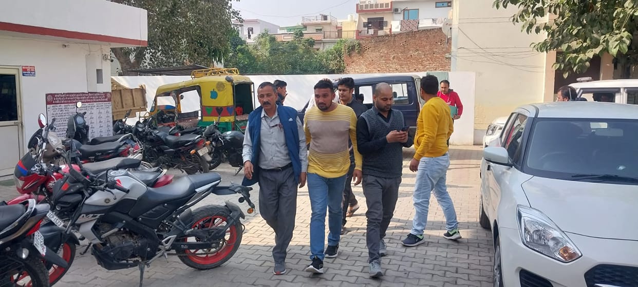 Meerut: Anti-corruption team got a big success, MDA clerk caught red handed taking a bribe of Rs 25000