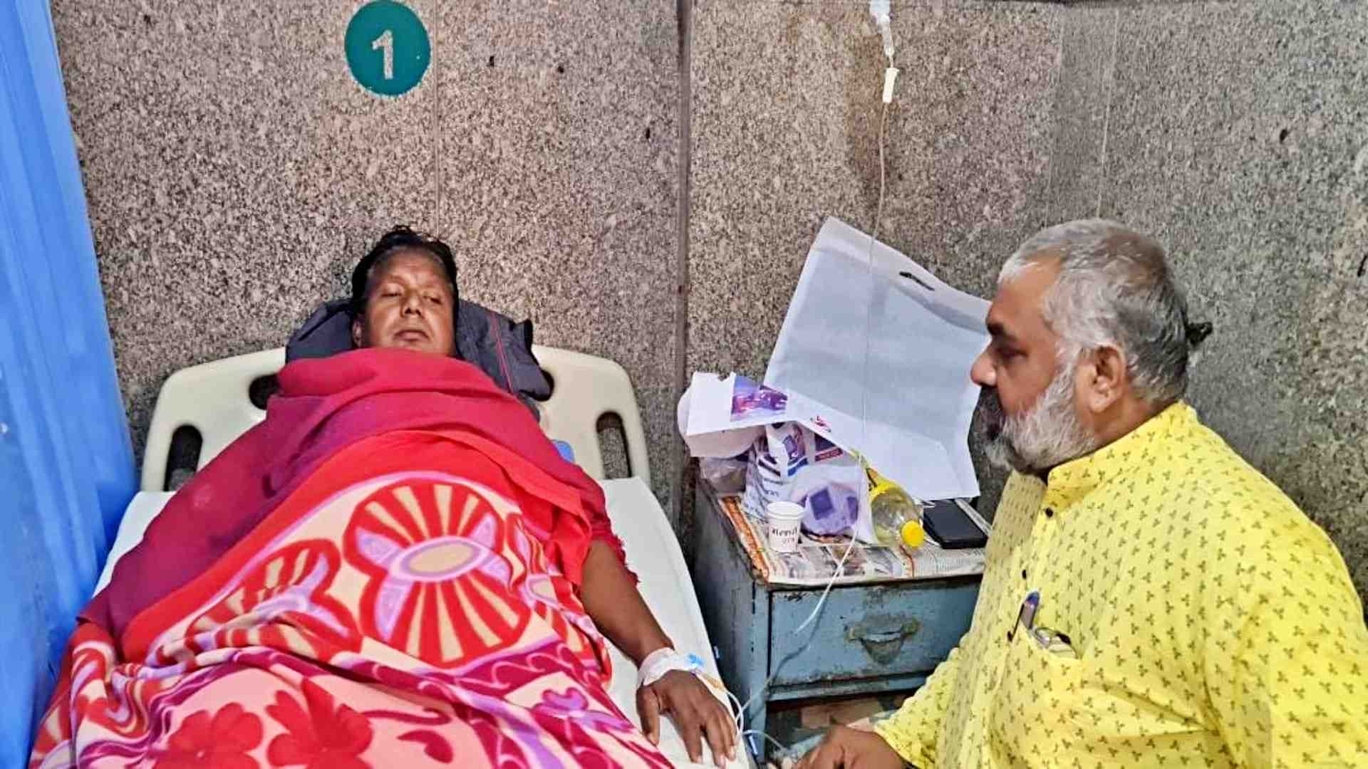 अस्पताल में भर्ती छात्रावास संचालक श्रीनिवास पंचारिया।