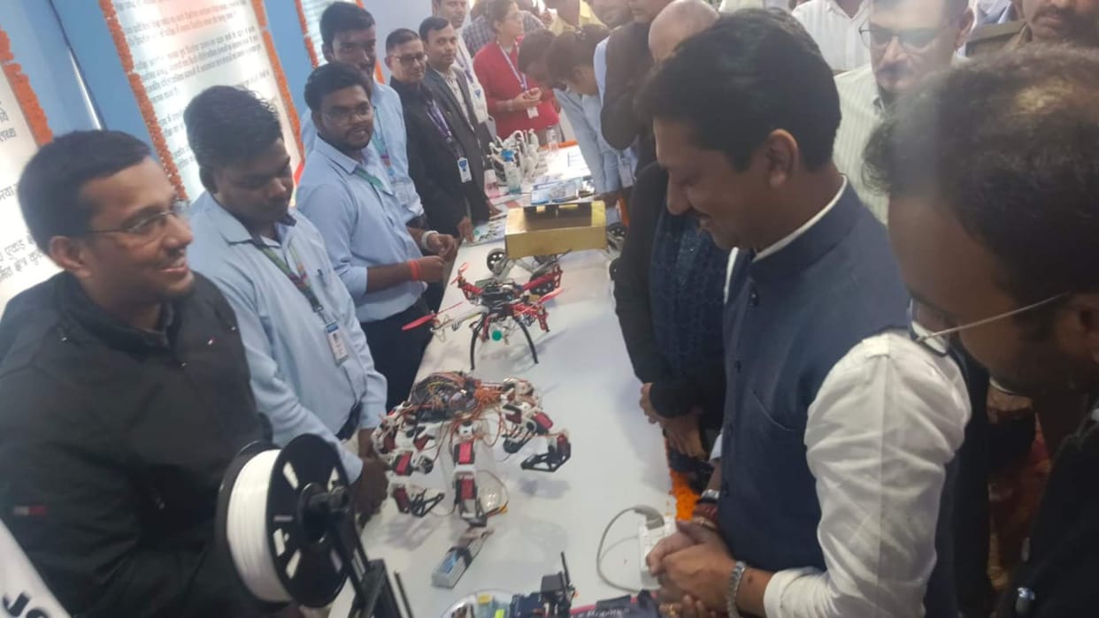 Bihar News : Government Engineering College Students made industrial robots in aurangabad Bihar sonepur mela