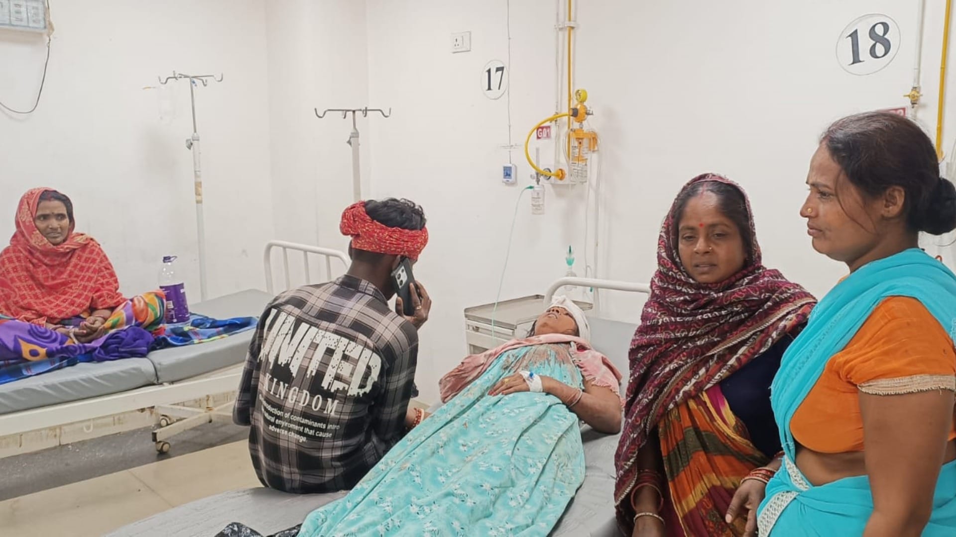 अस्पताल में इलाजरत घायल लोग