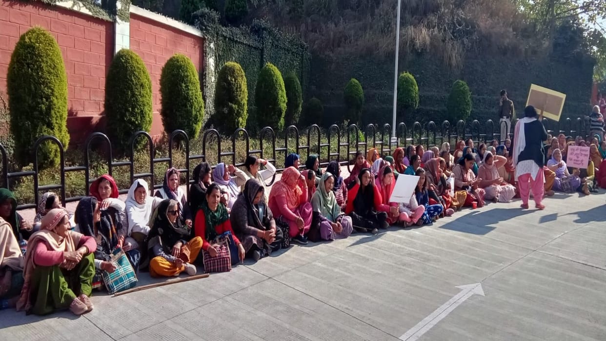 Protest outside Charitable Hospital Bhota for the fourth consecutive day, know the whole matter