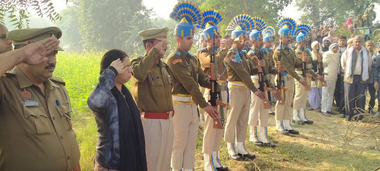 CRPF jawan dies of heart attack: posted on duty in Orissa cremated with state honors