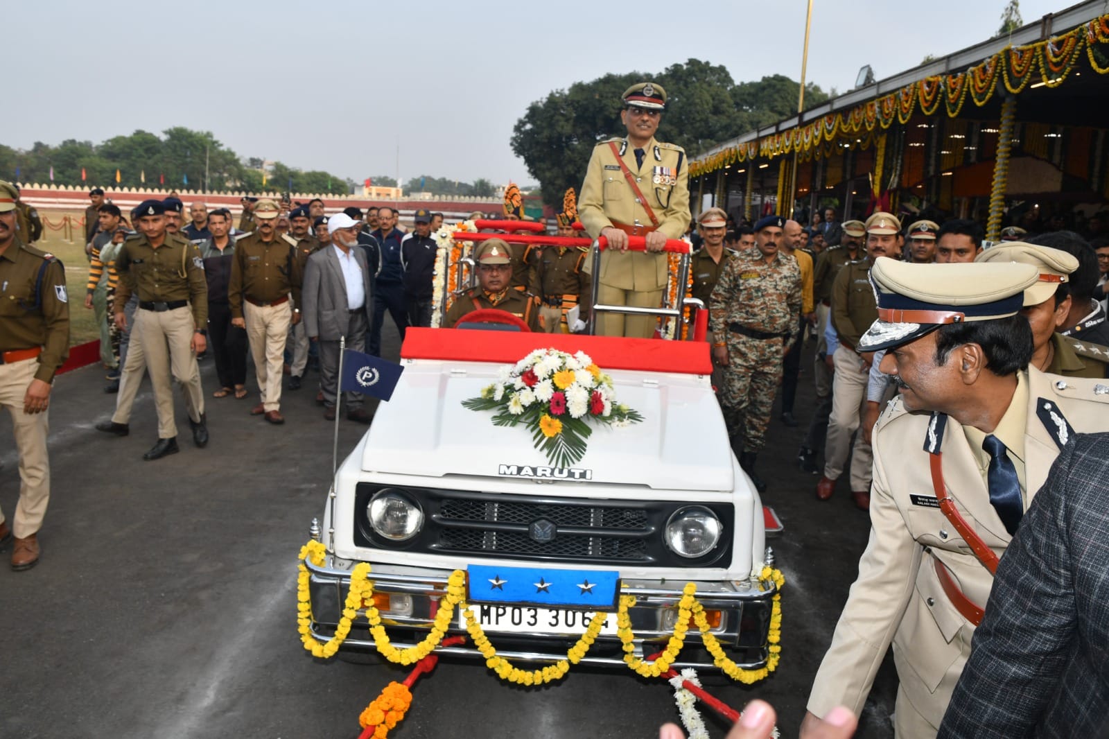 MP News: DGP Sudhir Saxena retired with the salute parade of daughter Sonakshi, baton handed over to Kailash M