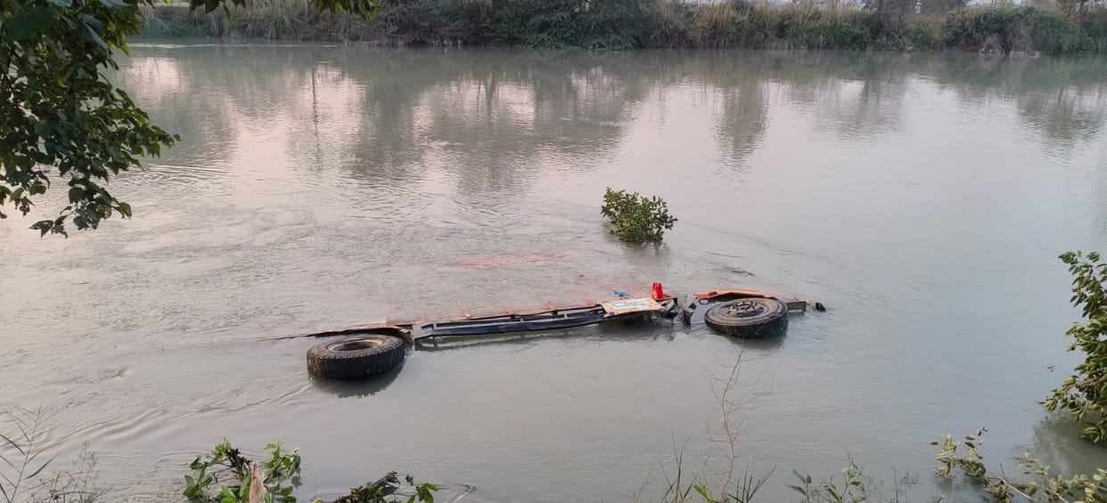 Meerut: Accident on Kanwar track road, high speed truck broke the barrier and fell into the canal, driver died