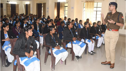 SP City answered the questions of girl students in the police school in Gorakhpur.