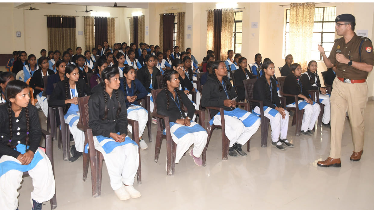 SP City answered the questions of girl students in the police school in Gorakhpur.