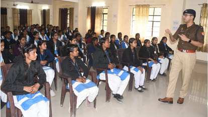 SP City answered the questions of girl students in the police school in Gorakhpur.