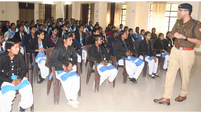 SP City answered the questions of girl students in the police school in Gorakhpur.