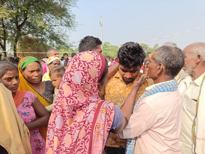 24 huts burnt to ashes in fire woman died due to cylinder explosion in ghazipur