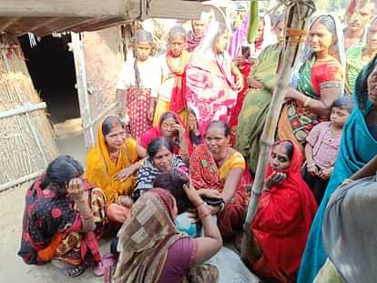 24 huts burnt to ashes in fire woman died due to cylinder explosion in ghazipur