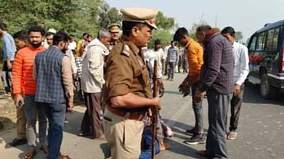 यूपी में भीषण हादसा : कार ने टेंपो में मारी टक्कर, पांच की मौत, छह की हालत नाजुक; दिल दहलाने वाली तस्वीरें car collided with tempo In Shravasti five people died while six are in critical condition