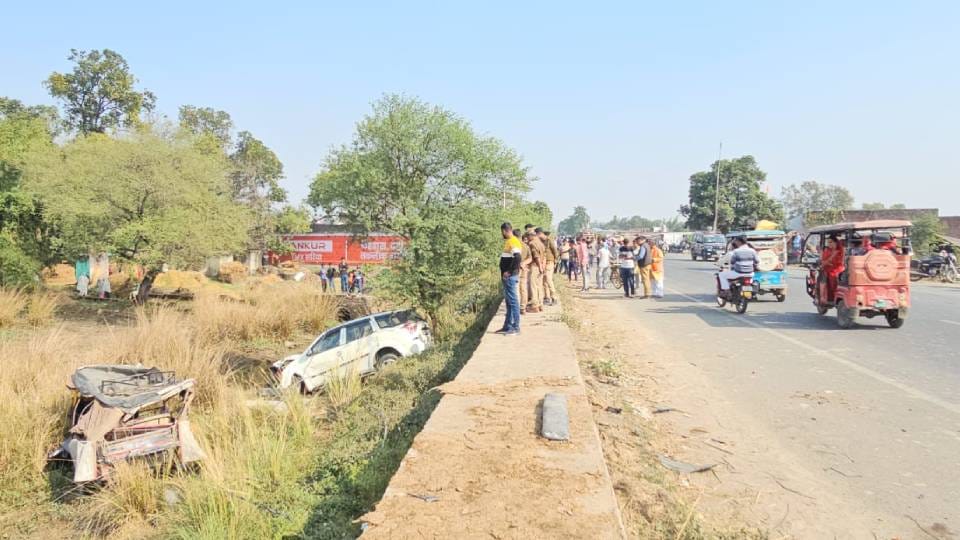 UP Road Accident NEWS Car collides with auto in Shravasti, five killed