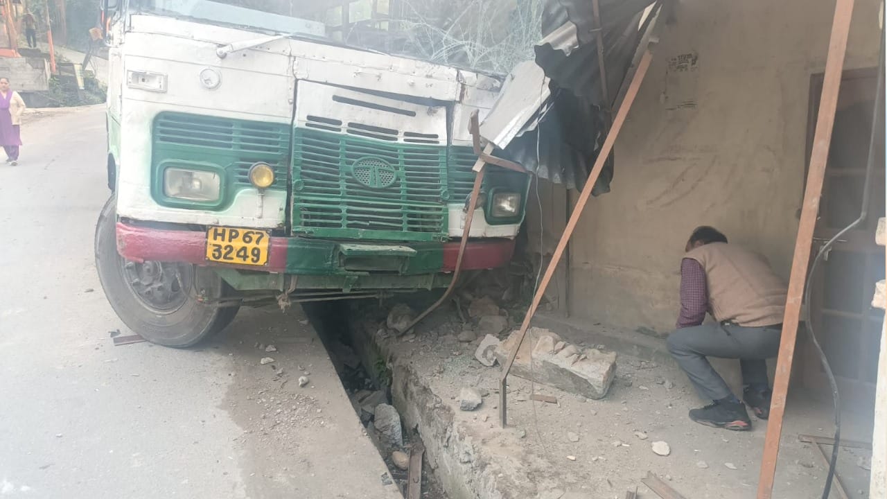 Brakes of HRTC bus failed on Sujanpur-Tehra road, collided with a house